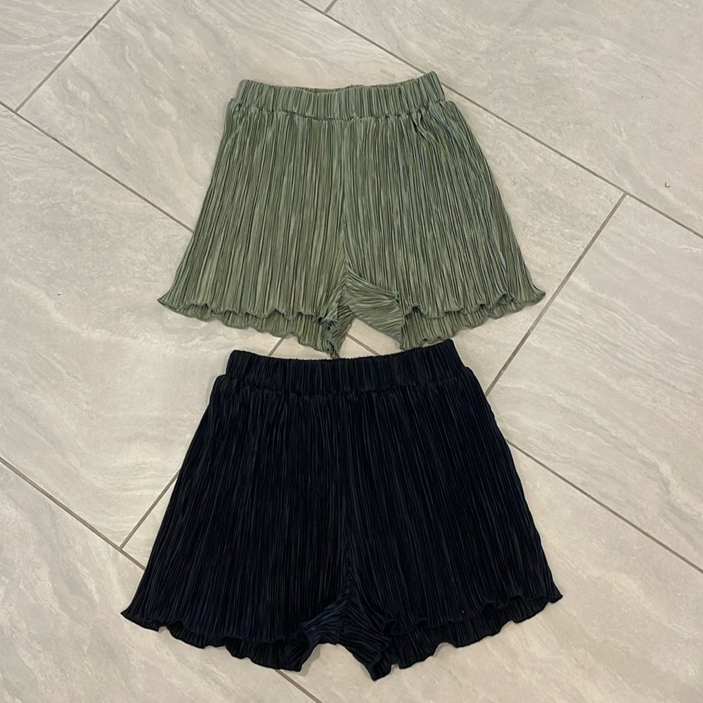 Pleated woman’s shorts NWOT set of 2 size small